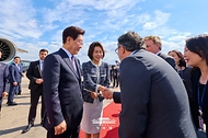 브라질 국빈 방문을 마친 이재명 대통령과 김혜경 여사가 7월 29일(현지 시간) 상파울루 과룰류스 국제공항에서 환송객과 인사하고 있다.