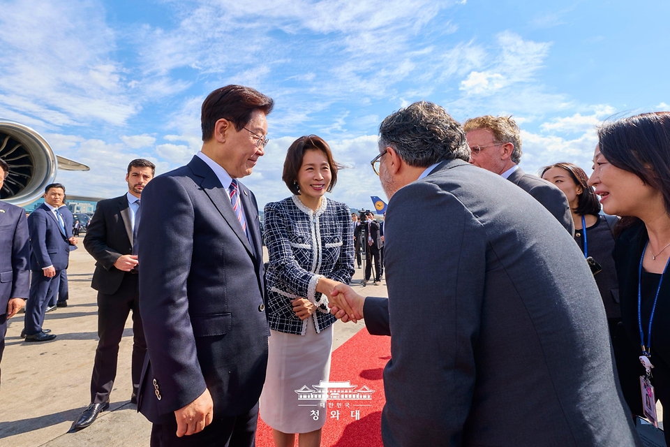 브라질 국빈 방문을 마친 이재명 대통령과 김혜경 여사가 7월 29일(현지 시간) 상파울루 과룰류스 국제공항에서 환송객과 인사하고 있다.