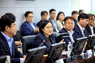 한성숙 국무총리가 7월 30일 대전 유성구 나노종합기술원에서 반도체 펩 공정 투어를 한 후 충청권 초광역 협력기업 간담회를 주재하고 있다.