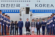 이재명 대통령과 김혜경 여사가 7월 29일(현지 시간) 칠레 산티아고 아르투로 메리노 베니테스 국제공항에서 의장대를 사열하고 있다.
