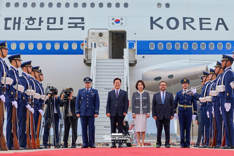 이재명 대통령과 김혜경 여사가 7월 29일(현지 시간) 칠레 산티아고 아르투로 메리노 베니테스 국제공항에서 의장대를 사열하고 있다.