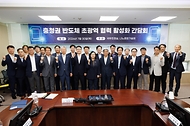 한성숙 국무총리가 7월 30일 대전 유성구 나노종합기술원에서 반도체 펩 공정 투어를 한 후 충청권 초광역 협력기업 간담회를 주재하고 있다.