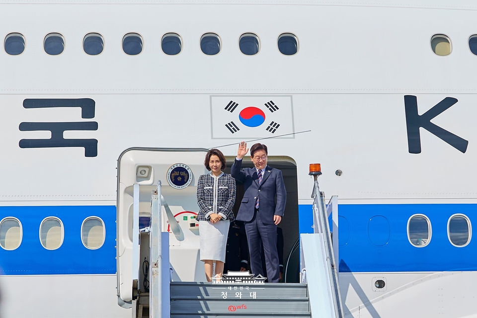 브라질 국빈 방문을 마친 이재명 대통령과 김혜경 여사가 7월 29일(현지 시간) 상파울루 과룰류스 국제공항 공군 1호기에서 환송객에게 인사하고 있다.
