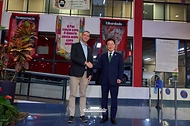이재명 대통령이 7월 28일(현지 시간) 브라질 상파울루 금속노동조합 사무실을 방문해 웰링턴 다마스세누 상파울루주 금속노조위원장과 기념촬영을 하고 있다.