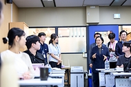 한성숙 국무총리가 7월 30일 대전 유성구 나노종합기술원에서 반도체 펩 공정 투어를 한 후 충청권 초광역 협력기업 간담회를 주재하고 있다.