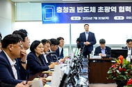 한성숙 국무총리가 7월 30일 대전 유성구 나노종합기술원에서 반도체 펩 공정 투어를 한 후 충청권 초광역 협력기업 간담회를 주재하고 있다.