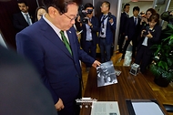 이재명 대통령이 7월 28일(현지 시간) 브라질 상파울루 금속노동조합 사무실을 방문해 룰라 대통령이 노조위원장 시절 사용했던 사무실 전시공간에서 전시물을 살펴보고 있다.