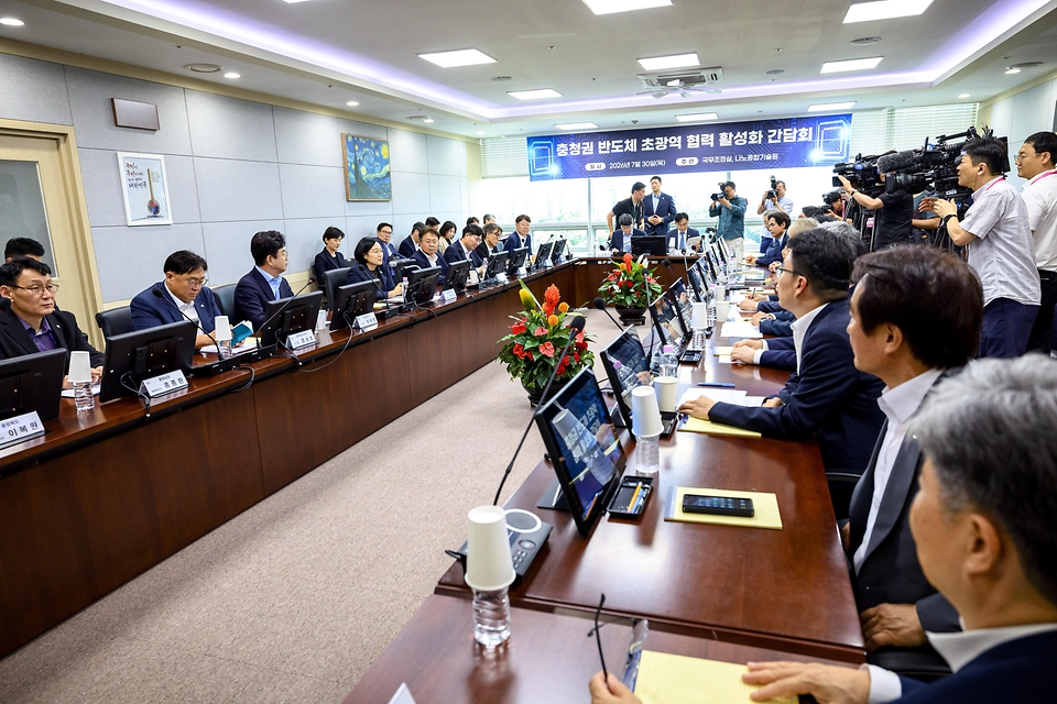 한성숙 국무총리가 7월 30일 대전 유성구 나노종합기술원에서 반도체 펩 공정 투어를 한 후 충청권 초광역 협력기업 간담회를 주재하고 있다.