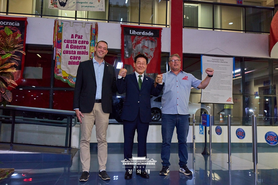 이재명 대통령이 7월 28일(현지 시간) 브라질 상파울루 금속노동조합 사무실을 방문해 웰링턴 다마스세누 상파울루주 금속노조위원장(왼쪽), 카룰로스 카라멜로 부위원장과 기념촬영을 하고 있다.
