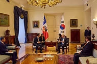 이재명 대통령과 호세 안토니오 카스트 대통령이 7월 30일(현지시간) 산티아고 대통령궁에서 소인수 회담을 하고 있다.