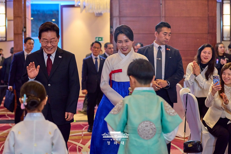 이재명 대통령과 김혜경 여사가 7월 29일(현지 시간) 칠레 산티아고 한 호텔에서 열린 동포 만찬간담회에서 화동과 인사하고 있다.