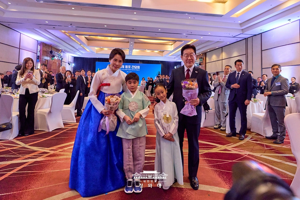 이재명 대통령과 김혜경 여사가 7월 29일(현지 시간) 칠레 산티아고 한 호텔에서 열린 동포 만찬간담회에서 화동과 기념촬영을 하고 있다.