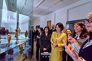 이재명 대통령과 함께 칠레를 공식 방문한 김혜경 여사와 카스트 칠레 대통령 부인 마리아 피아 아드리아솔라 여사가 7월 30일(현지 시간) 산티아고 콜럼버스 이전 시대 예술박물관을 방문해 관계자의 설명을 들으며 전시물을 관람하고 있다.