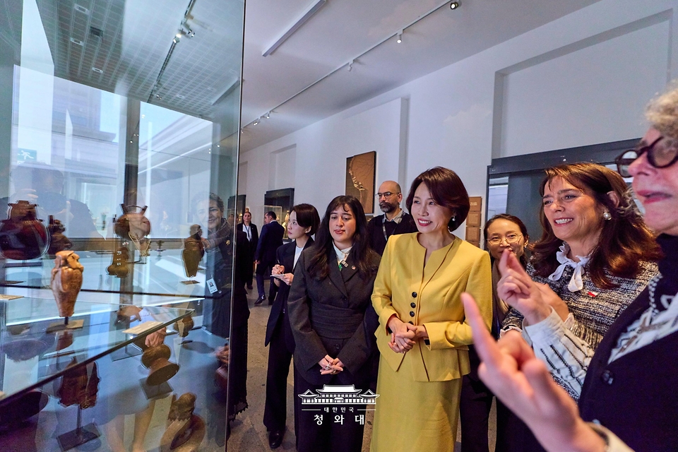 이재명 대통령과 함께 칠레를 공식 방문한 김혜경 여사와 카스트 칠레 대통령 부인 마리아 피아 아드리아솔라 여사가 7월 30일(현지 시간) 산티아고 콜럼버스 이전 시대 예술박물관을 방문해 관계자의 설명을 들으며 전시물을 관람하고 있다.