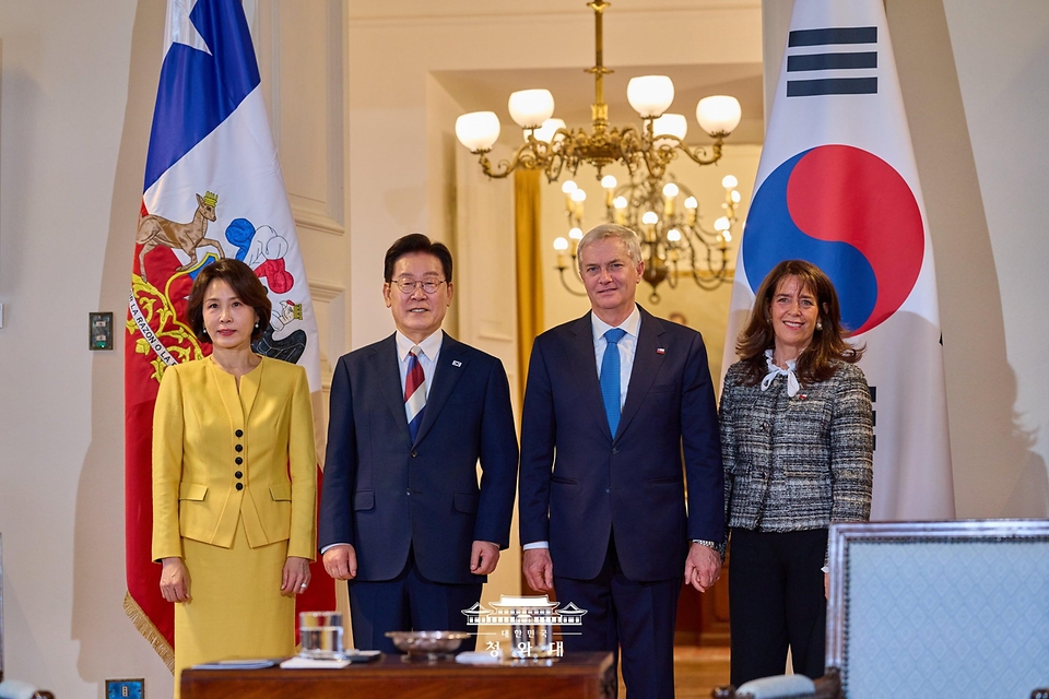 이재명 대통령과 김혜경 여사가 호세 안토니오 카스트 대통령 부부와 7월 30일(현지 시간) 산티아고 대통령궁에서 선물교환식을 마친 뒤 기념촬영을 하고 있다.