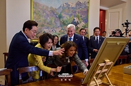 이재명 대통령과 김혜경 여사가 호세 안토니오 카스트 대통령 부부와 7월 30일(현지 시간) 산티아고 대통령궁에서 선물교환식을 하고 있다.