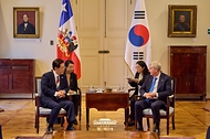 이재명 대통령과 호세 안토니오 카스트 대통령이 7월 30일(현지시간) 산티아고 대통령궁에서 소인수 회담을 하고 있다.