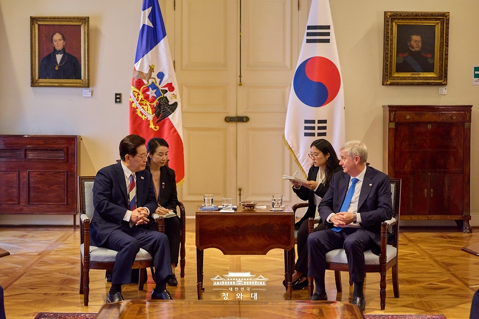 이재명 대통령과 호세 안토니오 카스트 대통령이 7월 30일(현지시간) 산티아고 대통령궁에서 소인수 회담을 하고 있다.