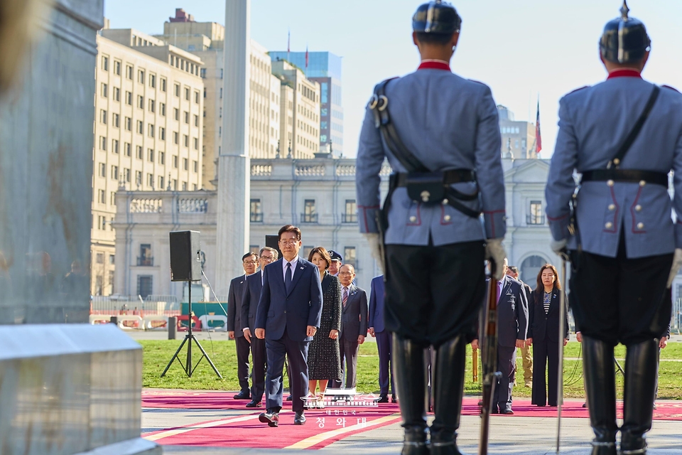 칠레를 공식 방문 중인 이재명 대통령이 7월 30일(현지 시간) 산티아고 오히긴스 동상에 헌화하기 위해 이동하고 있다.