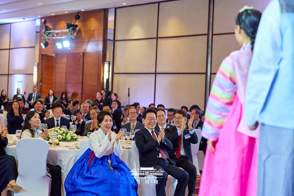 이재명 대통령과 김혜경 여사가 7월 29일(현지 시간) 칠레 산티아고 한 호텔에서 열린 동포 만찬간담회에서 문화공연을 관람하고 있다.