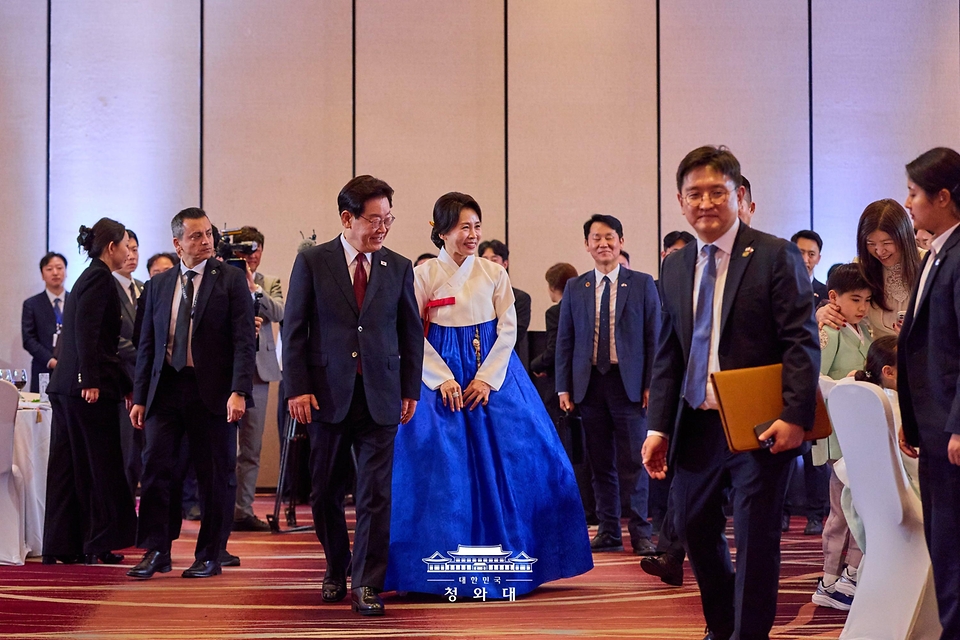 이재명 대통령과 김혜경 여사가 7월 29일(현지 시간) 칠레 산티아고 한 호텔에서 열린 동포 만찬간담회에 입장하고 있다.