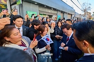 이재명 대통령이 7월 30일(현지 시간) 칠레 산티아고의 '한국의 거리'를 찾아 시민들에게 사인을 해주고 있다.