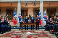 김정관 산업부 장관과 다니엘 마스 발데스 칠레 광업부 장관이 7월 30일(현지 시간) 이재명 대통령과 호세 안토니오 카스트 대통령이 임석한 가운데 산티아고 대통령궁에서 광물자원 파트너십 양해각서(MOU)를 체결한 뒤 기념 촬영을 하고 있다.
