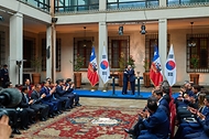 이재명 대통령과 호세 안토니오 카스트 칠레 대통령이 7월 30일(현지 시간) 산티아고 대통령궁에서 공동언론발표 후 포옹하고 있다.