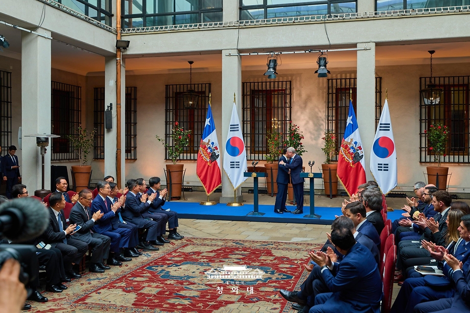이재명 대통령과 호세 안토니오 카스트 칠레 대통령이 7월 30일(현지 시간) 산티아고 대통령궁에서 공동언론발표 후 포옹하고 있다.