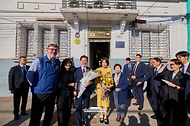 이재명 대통령과 김혜경 여사가 7월 30일(현지 시간) 칠레 산티아고의 '한국의 거리'에 있는 칠레한인회를 방문해 관계자들과 기념촬영을 하고 있다.