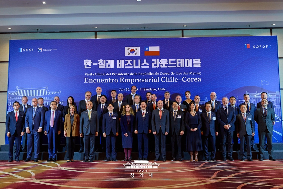이재명 대통령이 7월 30일(현지 시간) 칠레 산티아고 한 호텔에서 열린 한-칠레 비즈니스 라운드 테이블에서 참석자들과 기념촬영을 하고 있다.