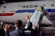 칠레 공식 방문을 마친 이재명 대통령과 김혜경 여사가 7월 30일(현지 시간) 산티아고 아르투로 메리노 베니테스 국제공항 공군 1호기에서 환송객에게 인사하고 있다.