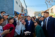 이재명 대통령과 김혜경 여사가 7월 30일(현지 시간) 칠레 산티아고의 '한국의 거리'를 찾아 시민들과 기념 촬영을 하고 있다.