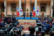 이재명 대통령과 호세 안토니오 카스트 칠레 대통령이 7월 30일(현지 시간) 산티아고 대통령궁에서 공동언론발표에서 발언하고 있다.