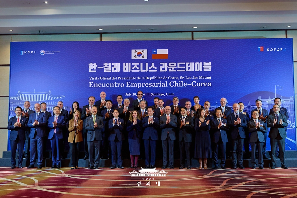 이재명 대통령이 7월 30일(현지 시간) 칠레 산티아고 한 호텔에서 열린 한-칠레 비즈니스 라운드 테이블에서 참석자들과 기념촬영을 하고 있다.
