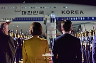 칠레 공식 방문을 마친 이재명 대통령과 김혜경 여사가 7월 30일(현지시간) 산티아고 아르투로 메리노 베니테스 국제공항 공군 1호기로 이동하고 있다.