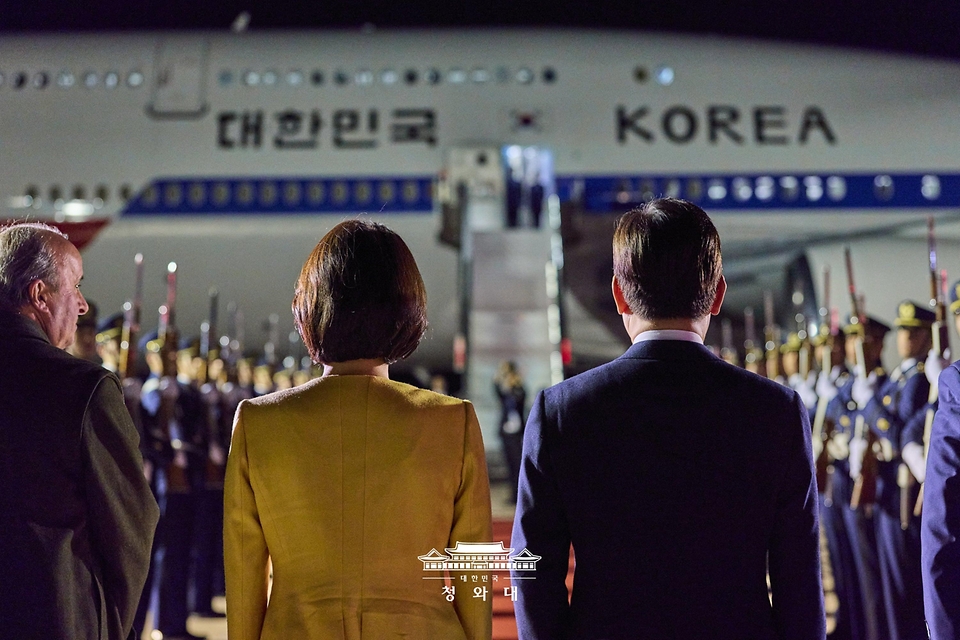 칠레 공식 방문을 마친 이재명 대통령과 김혜경 여사가 7월 30일(현지시간) 산티아고 아르투로 메리노 베니테스 국제공항 공군 1호기로 이동하고 있다.