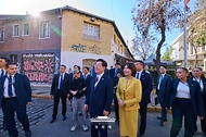 이재명 대통령과 김혜경 여사가 7월 30일(현지 시간) 칠레 산티아고의 '한국의 거리'에서 이동하고 있다.