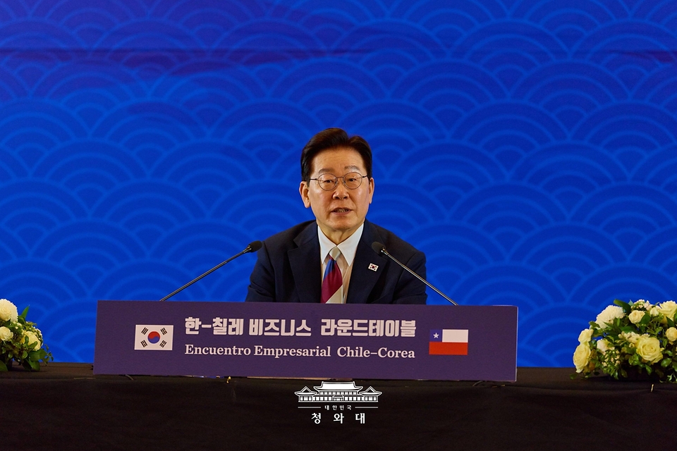 이재명 대통령이 7월 30일(현지 시간) 칠레 산티아고 한 호텔에서 열린 한-칠레 비즈니스 라운드 테이블에서 발언하고 있다.