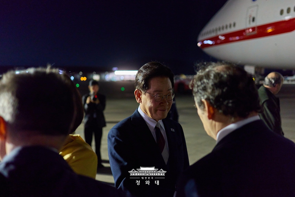 칠레 공식 방문을 마친 이재명 대통령이 7월 30일(현지 시간) 산티아고 아르투로 메리노 베니테스 국제공항에서 환송객과 인사하고 있다.