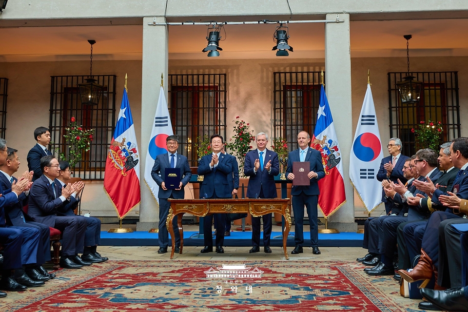 신형철 극지연구소장과 히노 카사사 로가신스키 칠레남극연구소장이 7월 30일(현지 시간) 이재명 대통령과 호세 안토니오 카스트 대통령이 임석한 가운데 산티아고 대통령궁에서 극지연구 협력에 관한 개정 양해각서(MOU)를 체결한 뒤 기념 촬영을 하고 있다.