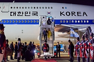 이재명 대통령과 김혜경 여사가 7월 30일(현지 시간) 아르헨티나 부에노스아이레스 에세이사 국제공항에 도착한 공군 1호기에서 이동하고 있다.