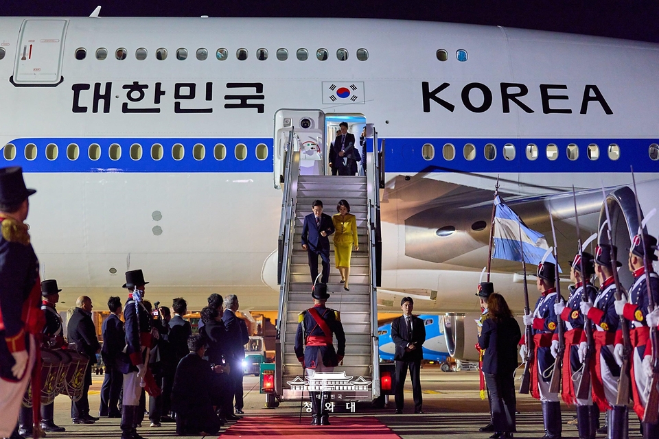 이재명 대통령과 김혜경 여사가 7월 30일(현지 시간) 아르헨티나 부에노스아이레스 에세이사 국제공항에 도착한 공군 1호기에서 이동하고 있다.