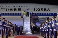 칠레 공식 방문을 마친 이재명 대통령과 김혜경 여사가 7월 30일(현지 시간) 산티아고 아르투로 메리노 베니테스 국제공항 공군 1호기에서 환송객에게 인사하고 있다.