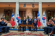 강경성 대한무역투자진흥공사 사장과 후안 파블로 칸디아 칠레투자진흥청장 직무대행이 7월 30일(현지 시간) 이재명 대통령과 호세 안토니오 카스트 대통령이 임석한 가운데 산티아고 대통령궁에서 투자협력 양해각서(MOU)를 체결한 뒤 기념 촬영을 하고 있다.