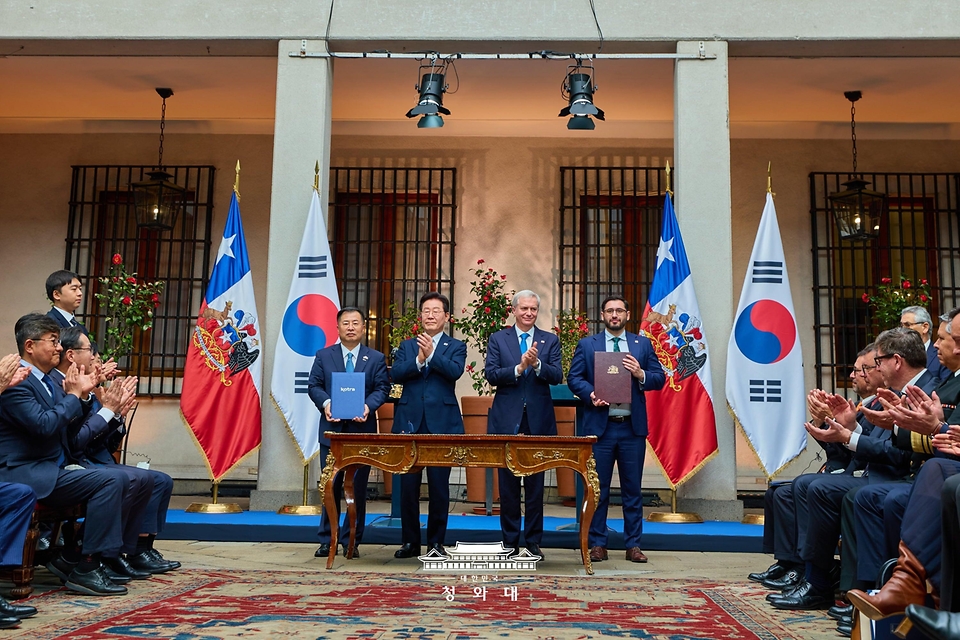 강경성 대한무역투자진흥공사 사장과 후안 파블로 칸디아 칠레투자진흥청장 직무대행이 7월 30일(현지 시간) 이재명 대통령과 호세 안토니오 카스트 대통령이 임석한 가운데 산티아고 대통령궁에서 투자협력 양해각서(MOU)를 체결한 뒤 기념 촬영을 하고 있다.