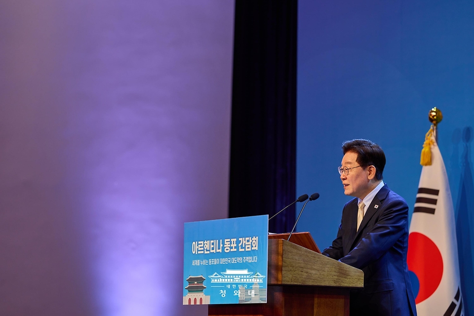 이재명 대통령이 7월 31일(현지 시간) 아르헨티나 부에노스아이레스 한 호텔에서 열린 동포간담회에서 인사말을 하고 있다.