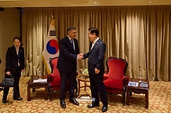 아르헨티나를 공식 방문 중인 이재명 대통령이 7월 31일(현지 시간) 부에노스아이레스 한 호텔에서 호르헤 마크리 부에노스아이레스 시장과 인사하고 있다.