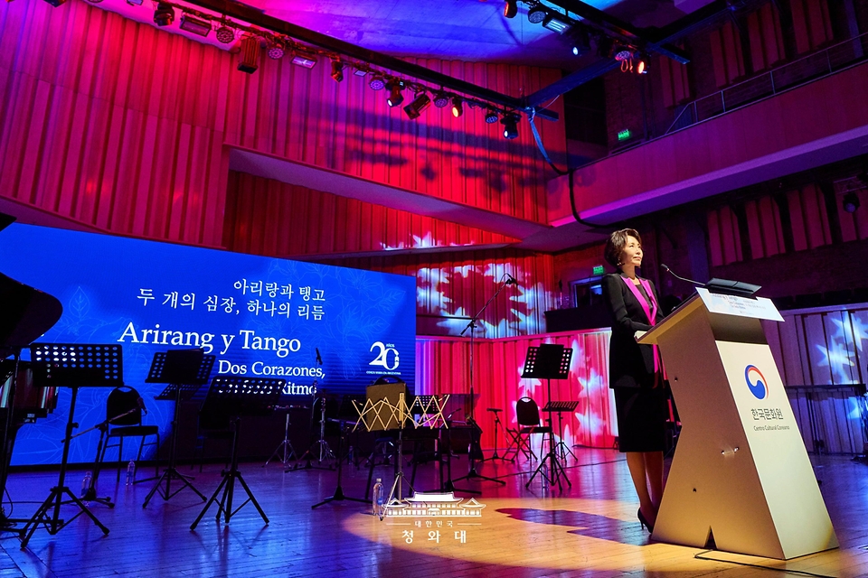 이재명 대통령과 아르헨티나를 공식 방문한 김혜경 여사가 7월 31일(현지 시간) 부에노스아이레스 우시나 델 아르테에서 열린 부에노스아이레스 탱고 오케스트라와 국립국악원 창작악단의 합동공연에서 축사를 하고 있다.
