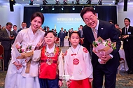 이재명 대통령과 김혜경 여사가 7월 31일(현지 시간) 아르헨티나 부에노스아이레스 한 호텔에서 열린 동포간담회에서 화동과 기념 촬영을 하고 있다.
